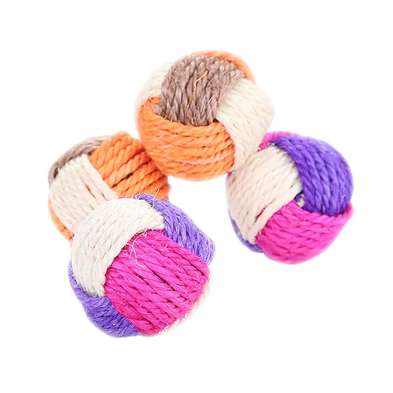 Three-color natural sisal cat bite toy ball 26g 6cm diameter on neutral background