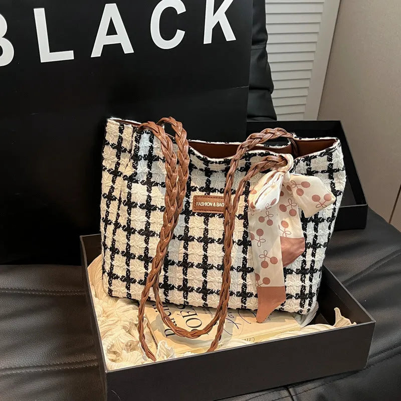 All-matching working commuter shopping shoulder bag in black with weaving details and sandwich pocket