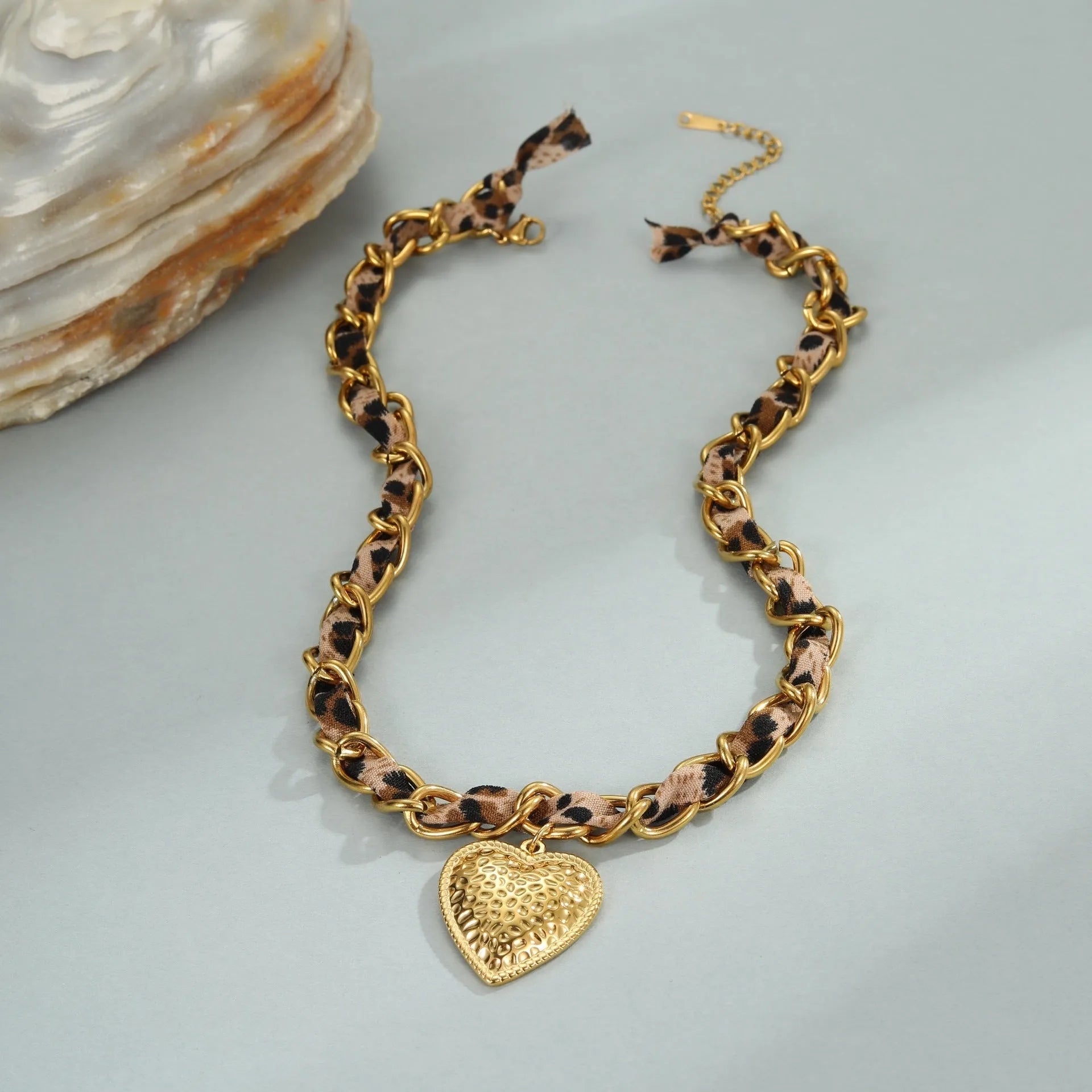Stainless steel necklace with geometric leopard love pendant on 41-50cm chain, 18K electroplated finish