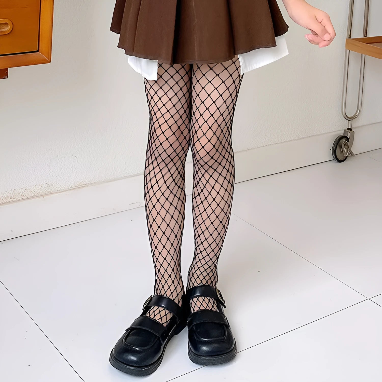 Women's mesh stockings showing large net, medium net and small net patterns in black and white colours