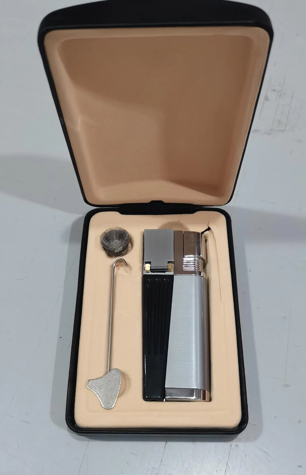 Foldable pipe lighter in No.1 silver square cover with metal flap closed, 9.2cm length, zinc alloy body