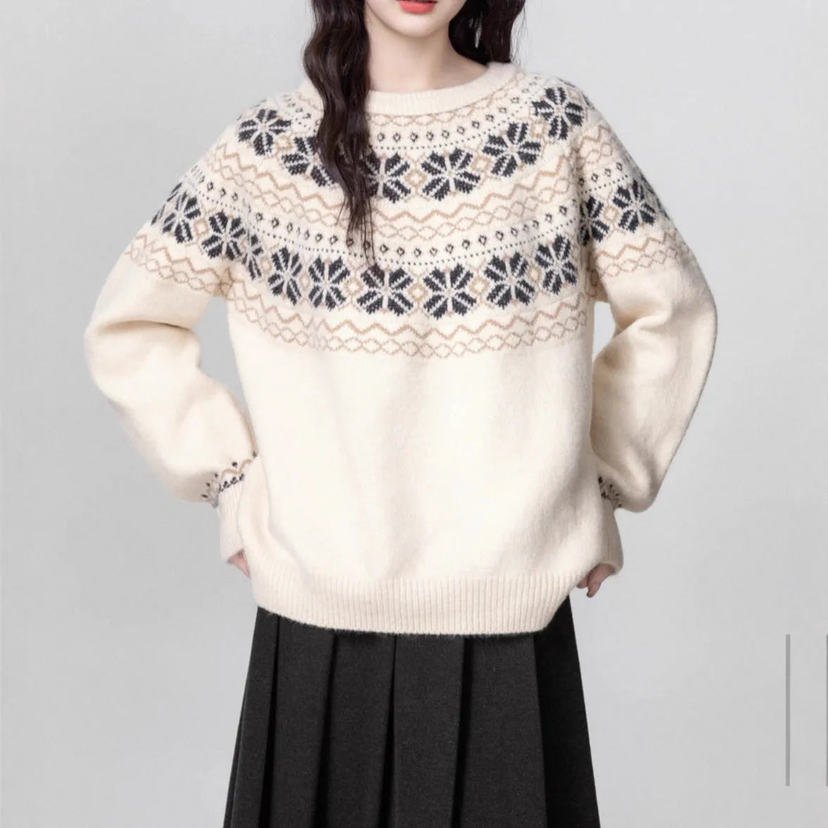 Women's milky white geometric pattern pullover sweater with crew neck and long sleeves