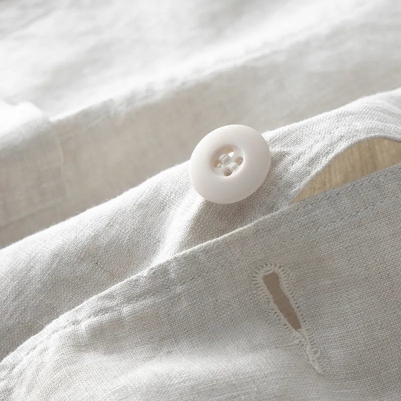 Men's casual linen suit jacket in solid colour with long sleeves and loose fit on a plain background