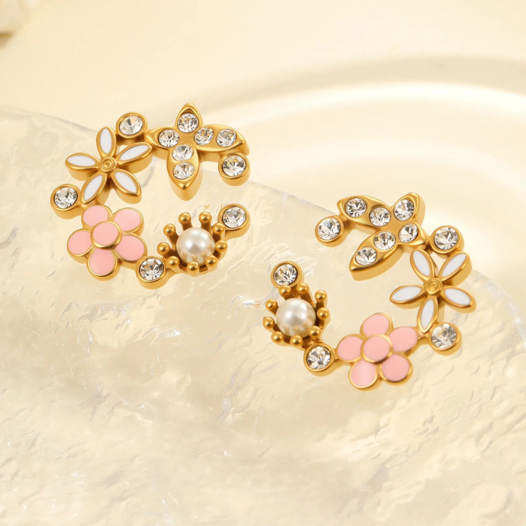 Flower-shaped stud earrings with petal design in electroplated colours on 18K stainless steel