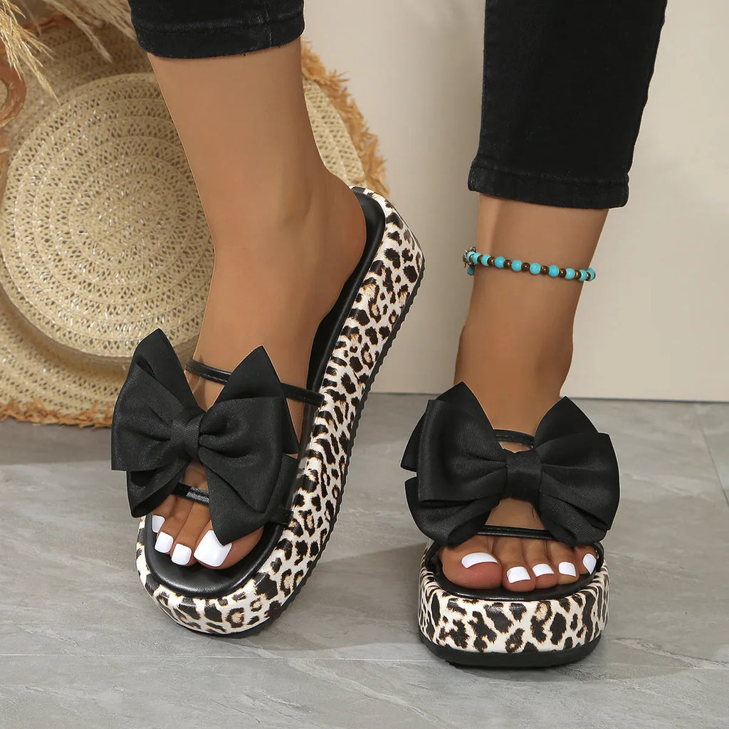 Leopard print thick bottom women's beach slippers with round head and PU upper in black and white