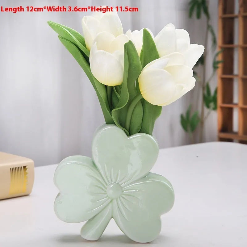 Clover ceramic vase 15cm European style in white porcelain with floral arrangement