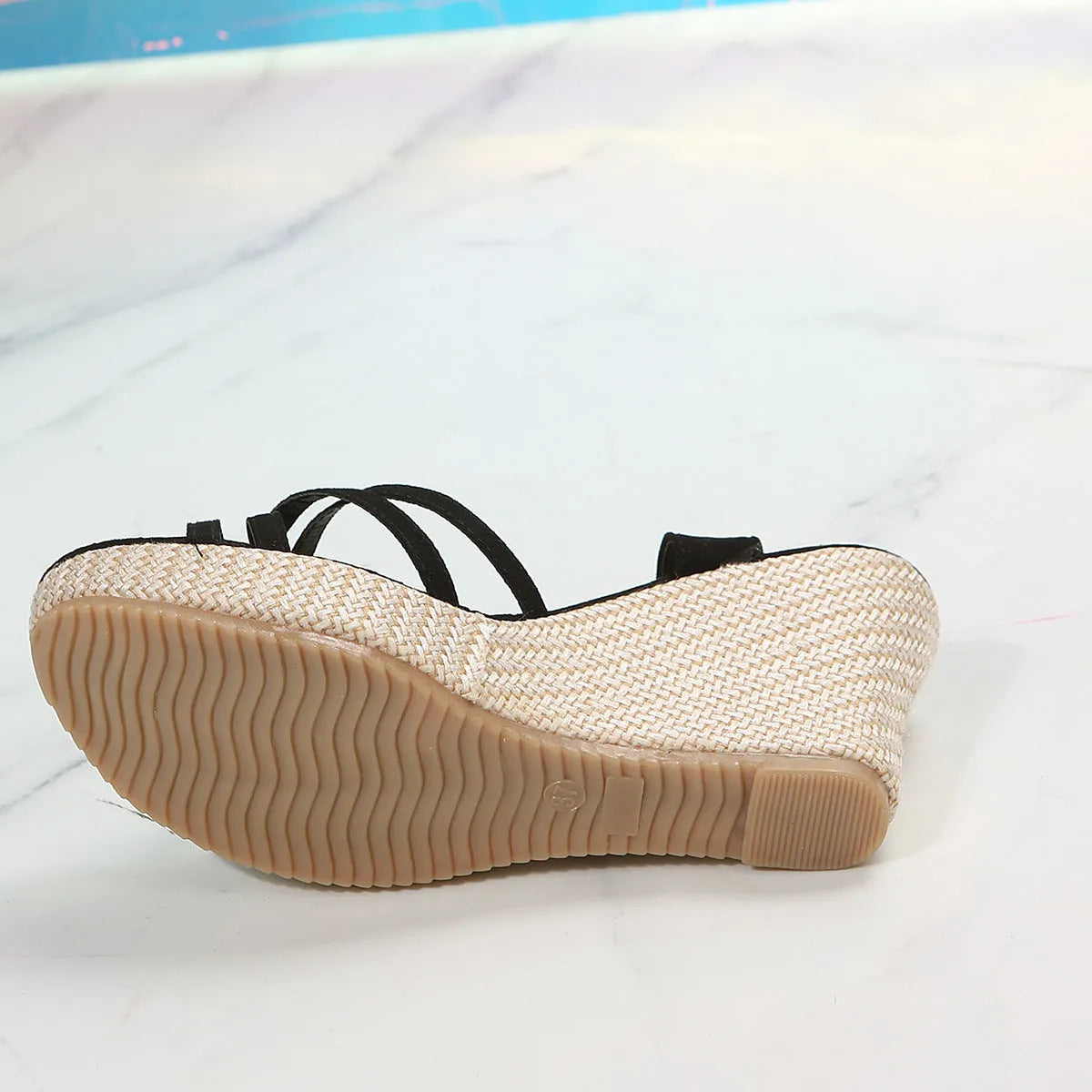 Women's wedge sandals with fish mouth toe bracket in black and beige colours