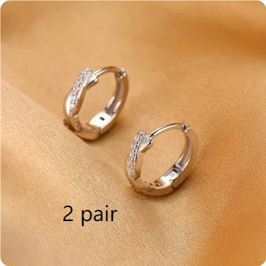 Women's geometric round earrings with interwoven hemp rope detail on a diamond-cut copper frame in gold colour.