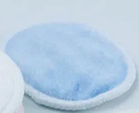 Set of four red and four blue velvet makeup remover pads next to a cotton mesh drawstring bag