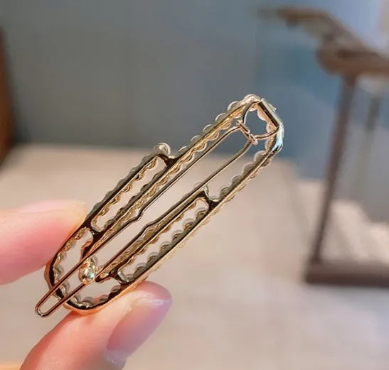 White pearl hair clip set with geometric weaving pattern on metal acrylic base