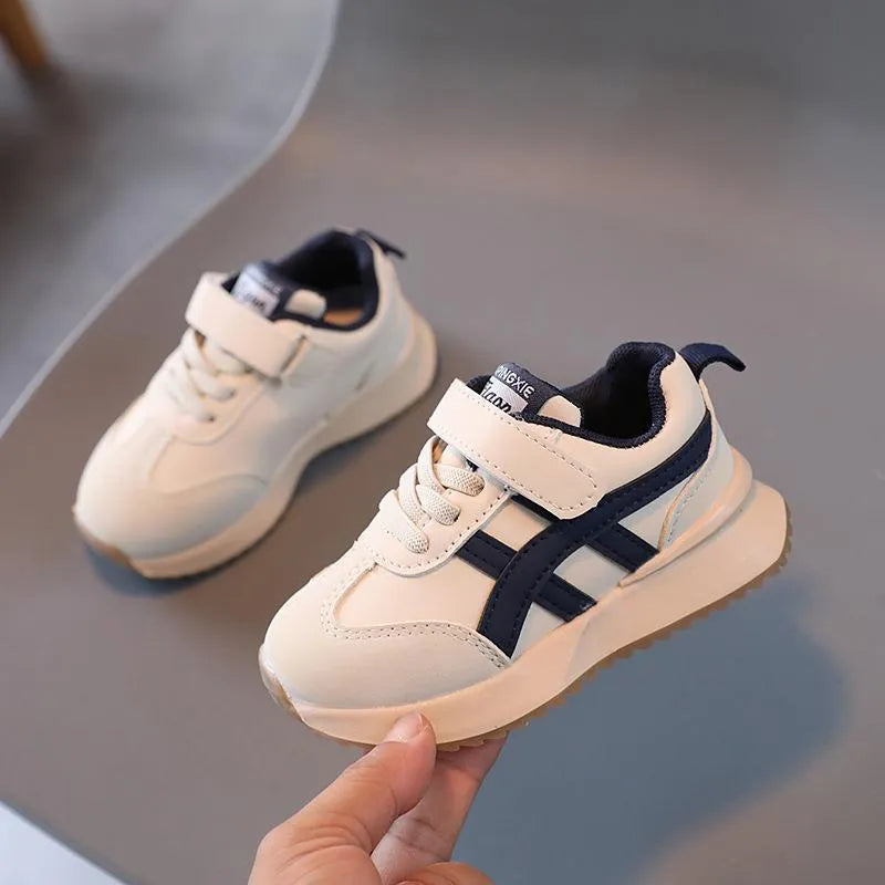 Children's solid-colour Velcro sneakers in synthetic leather with a rubber sole.