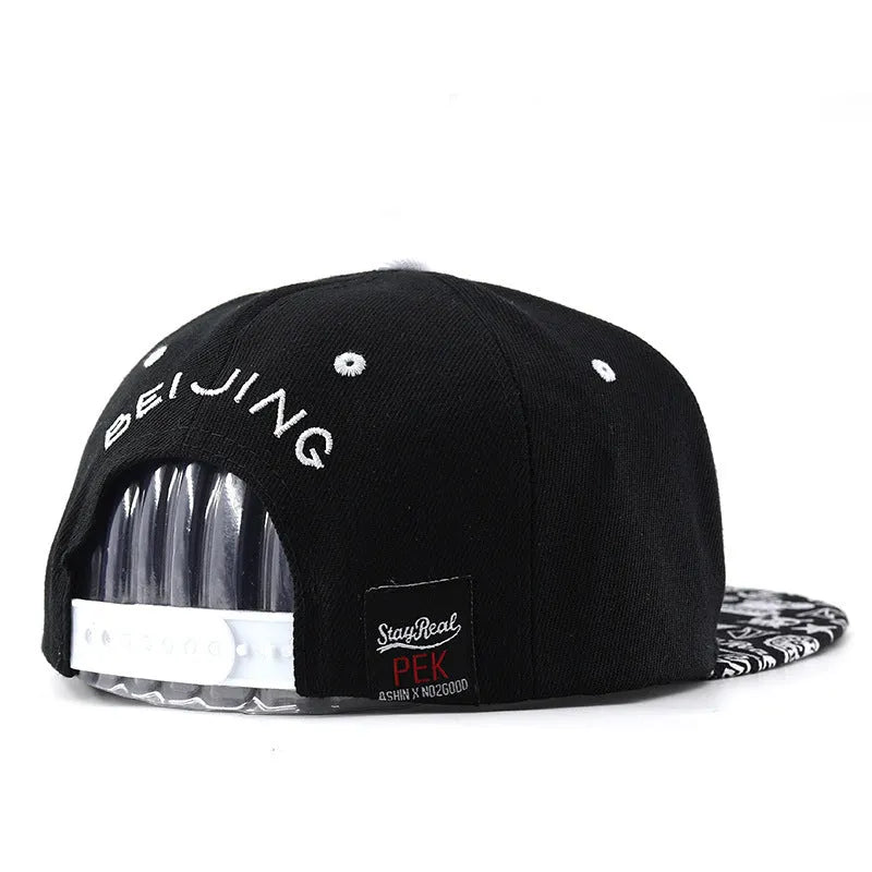 Cotton baseball cap with embroidered letters, adjustable sizing, in black or white colour