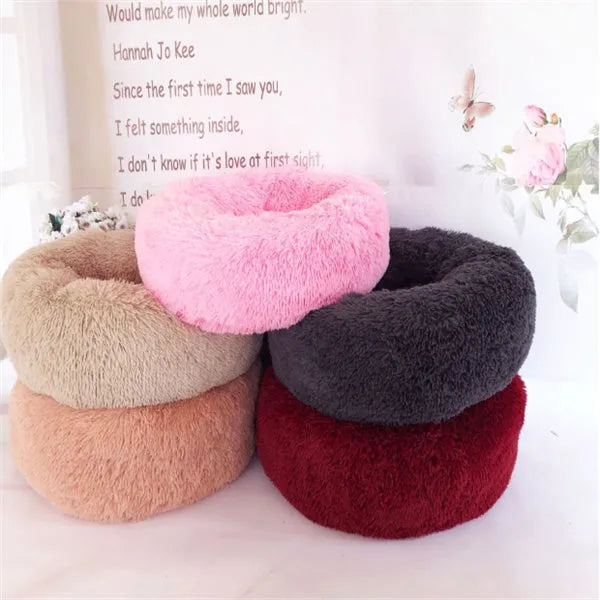 Round long-hairy pet bed in soft plush with 4cm pile, non-slip bottom, suitable for cats and dogs