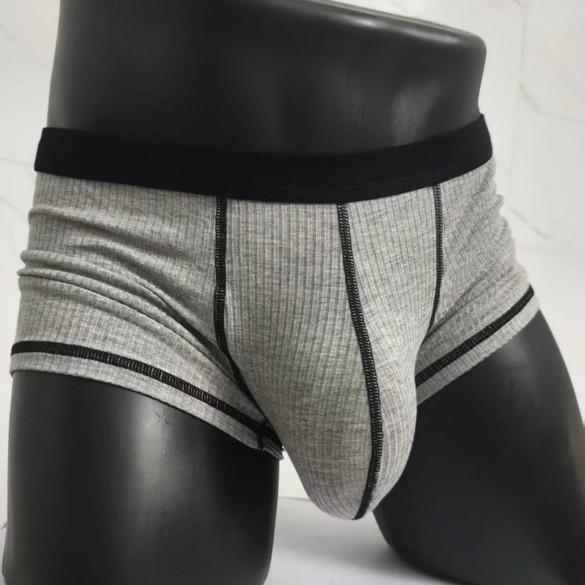 Breathable thin men's boxers in solid colour with hip lifting and body shaping, size L to 3XL