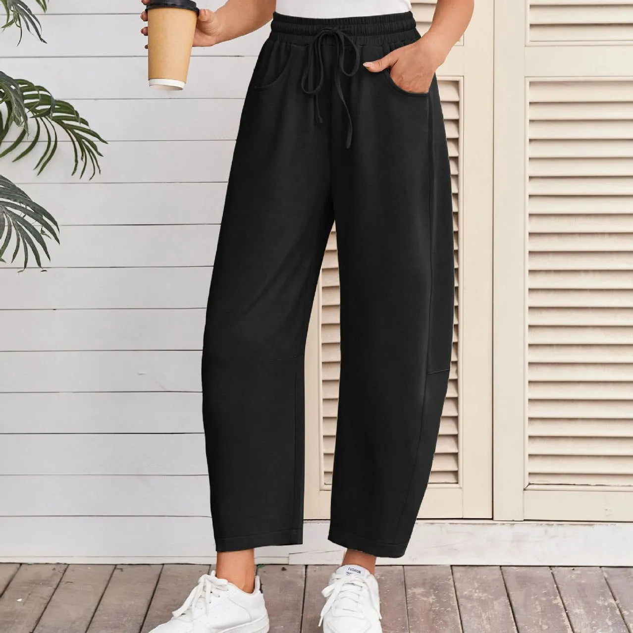 Loose cropped sweatpants with elastic drawstring waist and side pockets in apricot colour