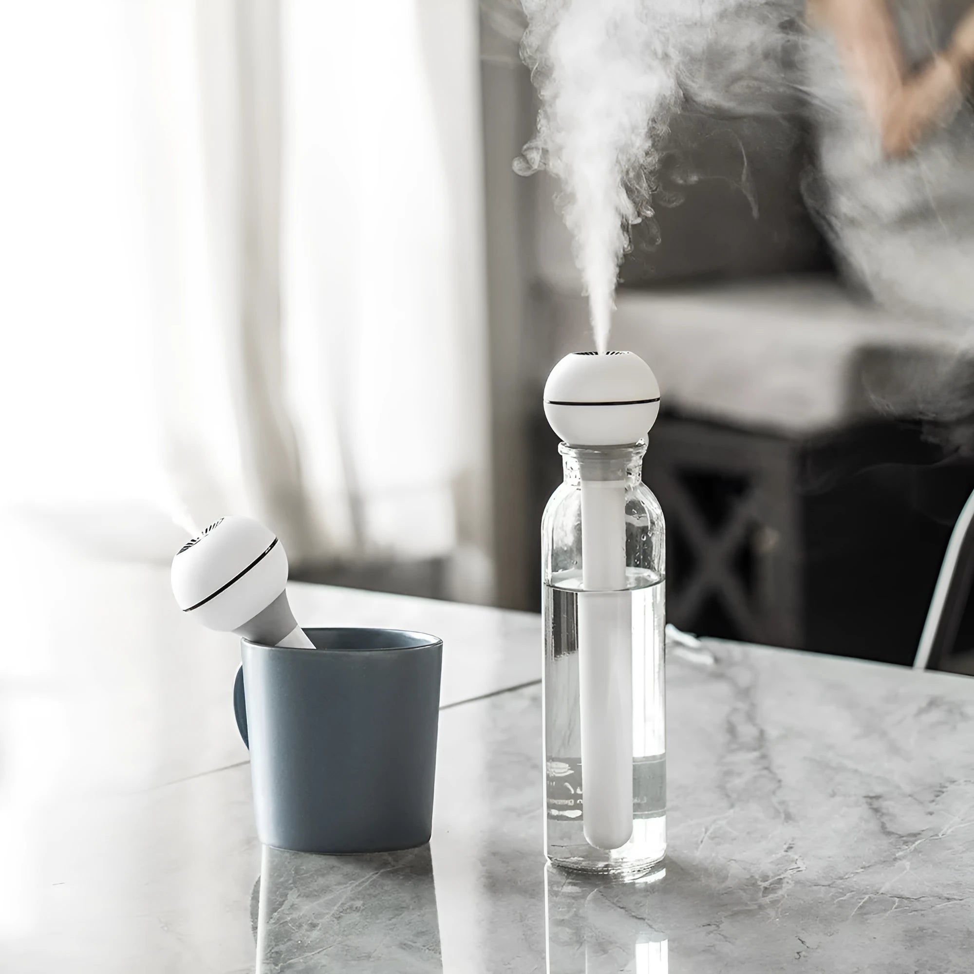Magic wand ultrasonic humidifier in columnar shape with USB port and water tank for small rooms