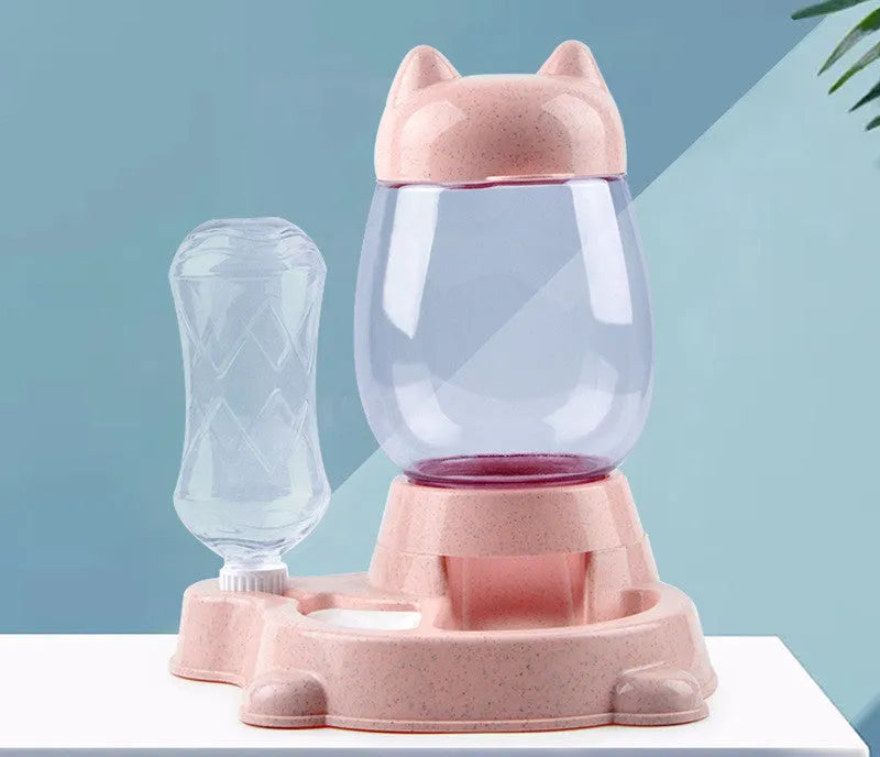 Pet automatic feeder two-in-one with green PP resin body, 300ml water bottle and 800ml feeding bucket on non-slip base