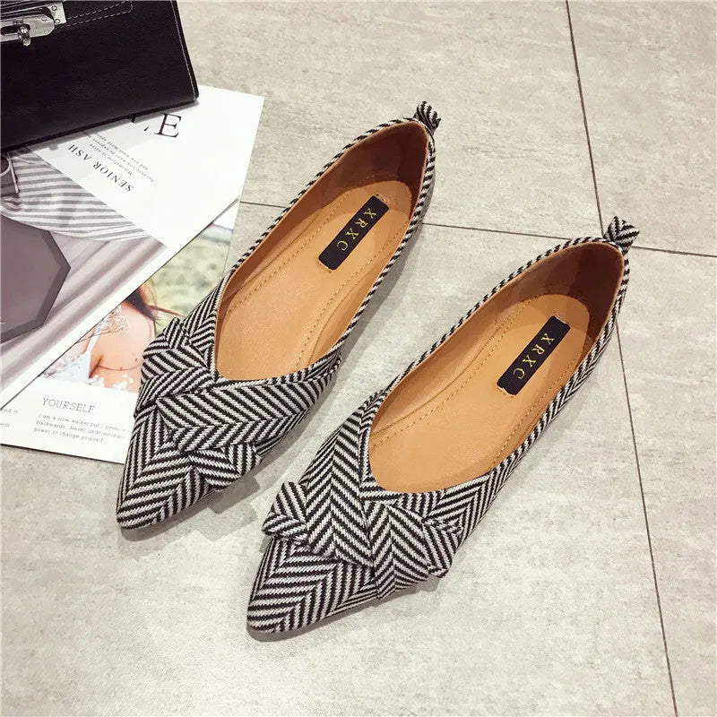 Women's pointed shallow mouth casual shoes in black or red with low flat heel