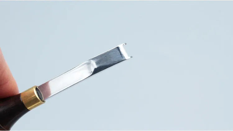 Thinning knife with a wide shovel edge drum shovel blade for section cutting, a leather hand tool.