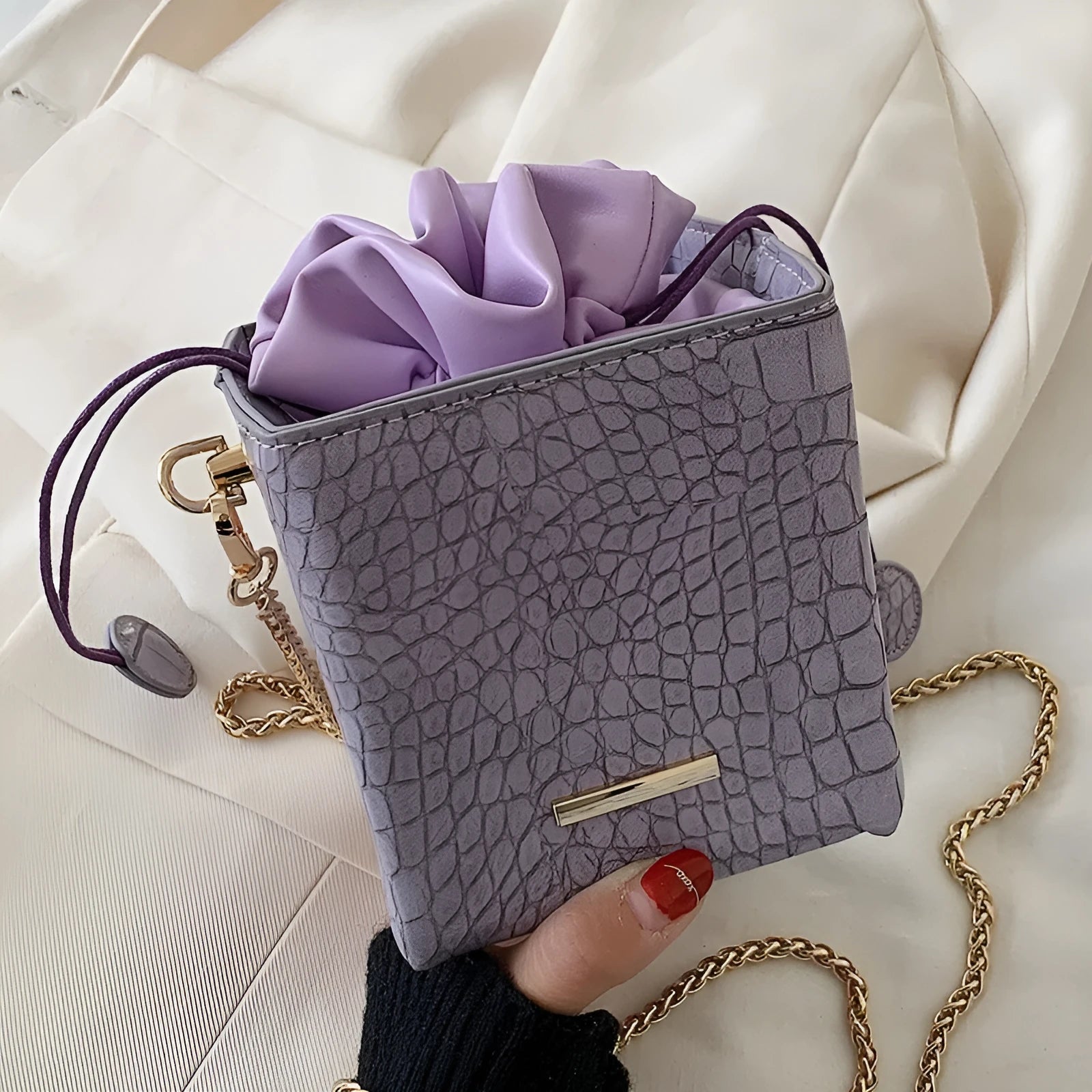 Small women's chain messenger bag in bucket style with zip opening