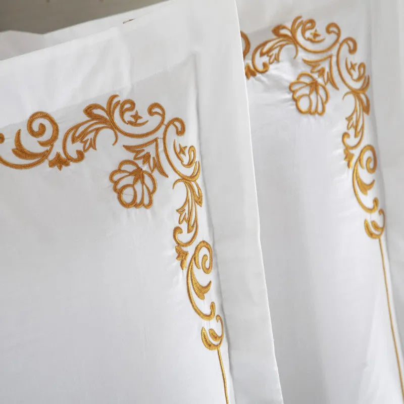 Four-piece cotton bedding set in plain colour with twill weave and reactive print