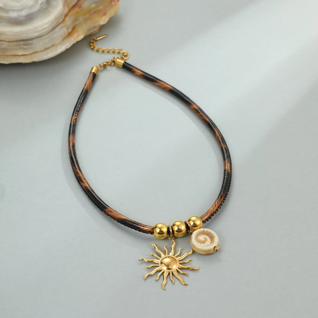 Women's stainless steel leopard necklace with geometric pendant and adjustable chain length