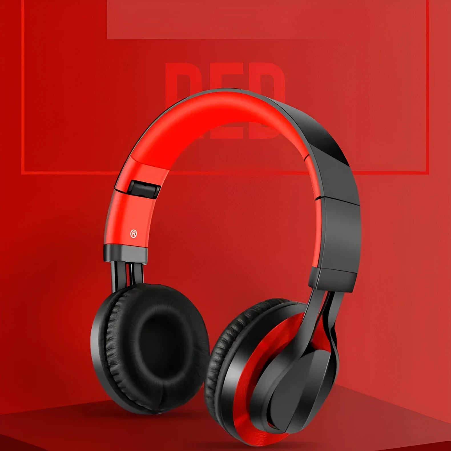Wired head-mounted headphones with microphone showing 3.5mm plug and 40mm ear cups