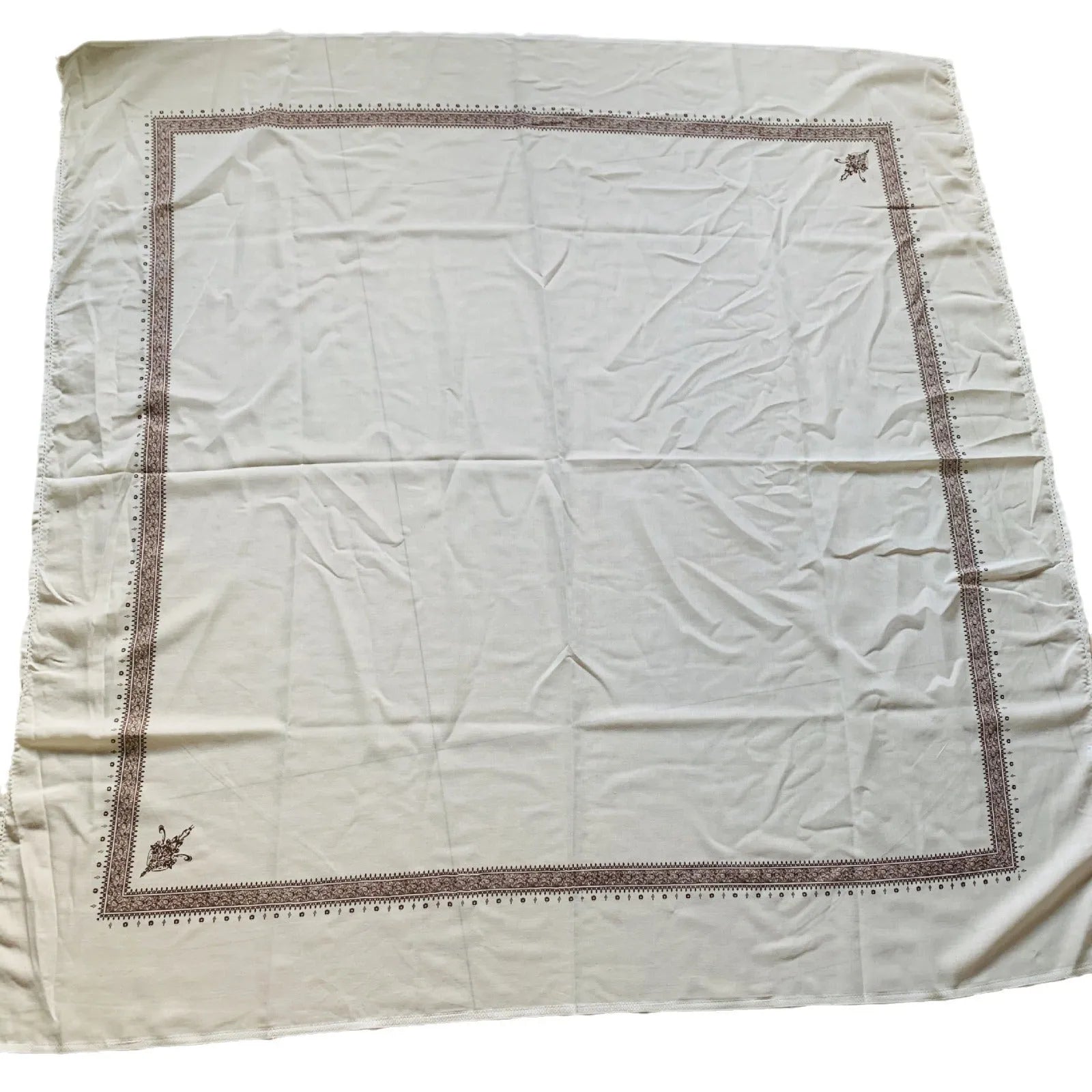 Printed square scarf in coffee colour on adult man, 138x138cm polyester fabric