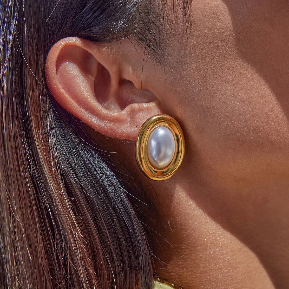 Small stainless steel vintage pearl ear studs for women with a non-fade electroplated finish.