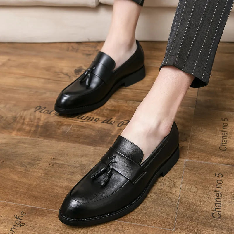 Men's slip-on business casual shoes in black with tassel detail and rubber sole