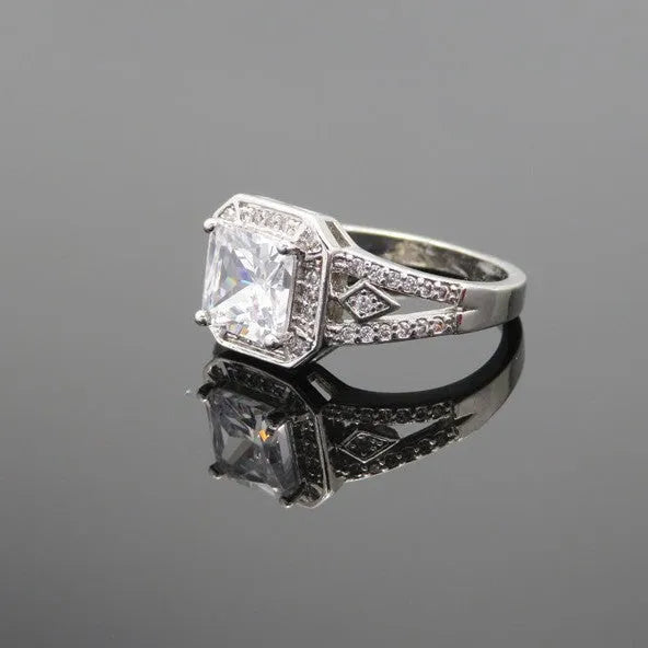 Geometric women's zircon ring with hollow design and platinum-colour finish
