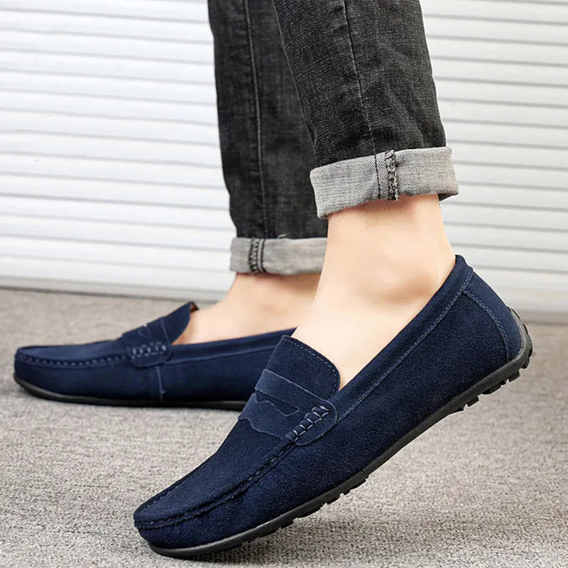 Men's solid-colour suede loafers with a round toe and flat rubber sole.