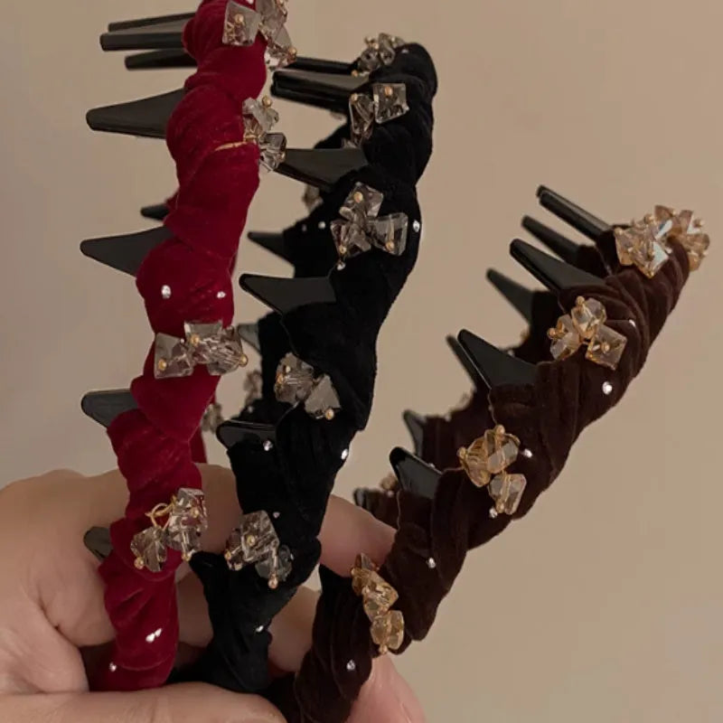 Non-slip velvet hairband with crystal wave decoration in wine red colour.