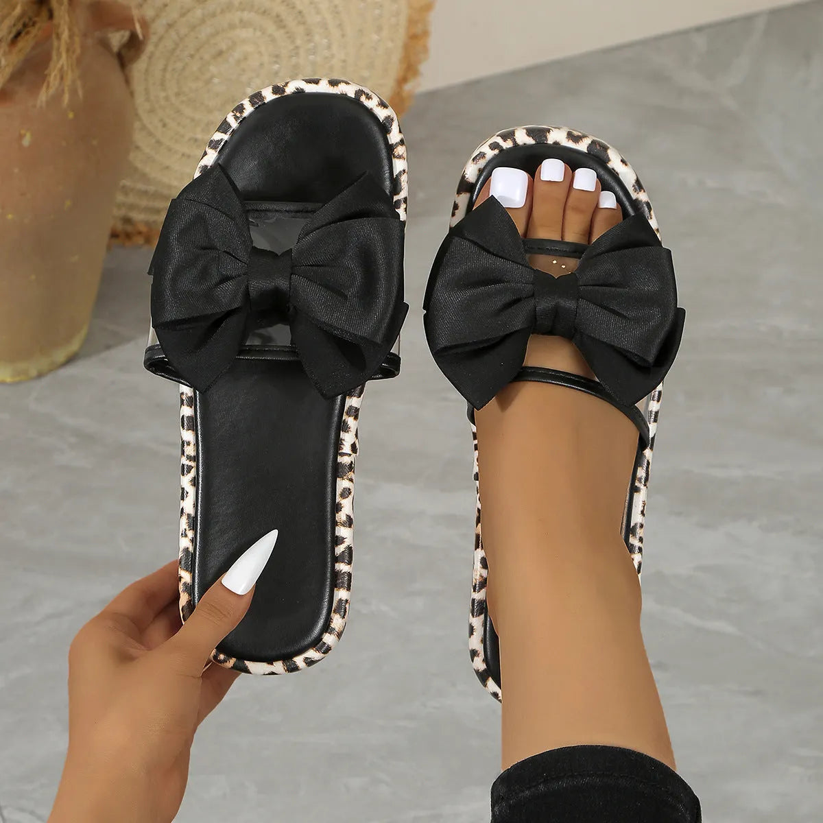 Leopard print thick bottom women's beach slippers with round head and PU upper in black and white