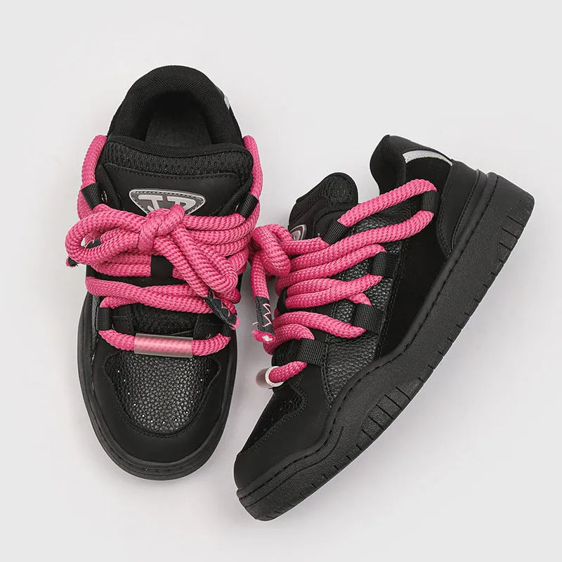 Casual low-top unisex shoes in solid colours with thick flat rubber sole and lace-up front