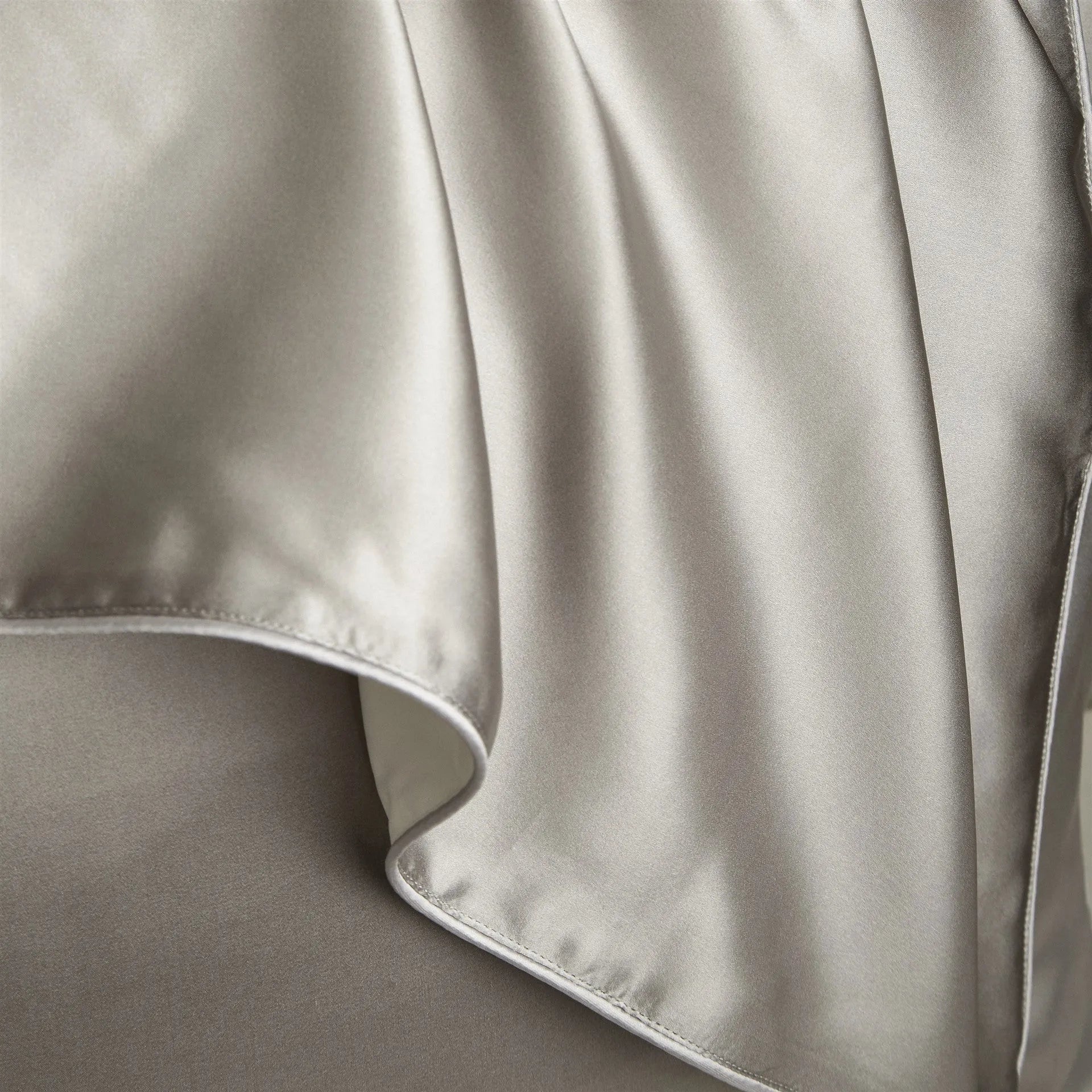 Mulberry silk pillowcase in light luxury style with inlaid rope craft, 48 by 74 cm single size