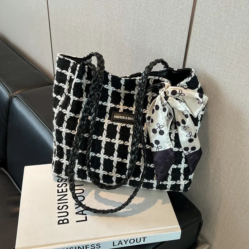 All-matching working commuter shopping shoulder bag in black with weaving details and sandwich pocket