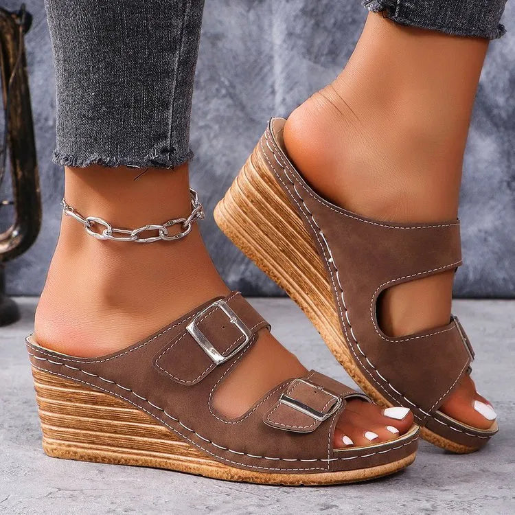 Women's outer wedge belt buckle beach slippers in creamy-white with PU upper and rubber sole