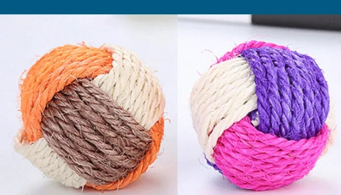 Three-color natural sisal cat bite toy ball 26g 6cm diameter on neutral background