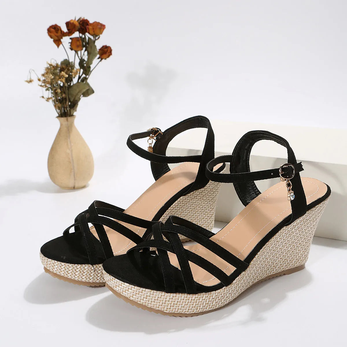 Women's wedge sandals with fish mouth toe bracket in black and beige colours