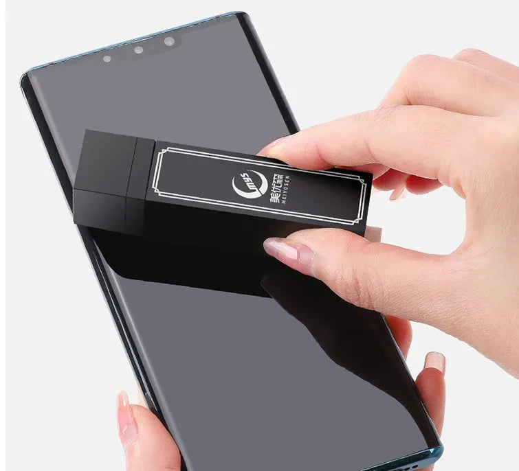 Black pack of 40 disposable pre-moistened screen cleaning cloths for mobile phones.