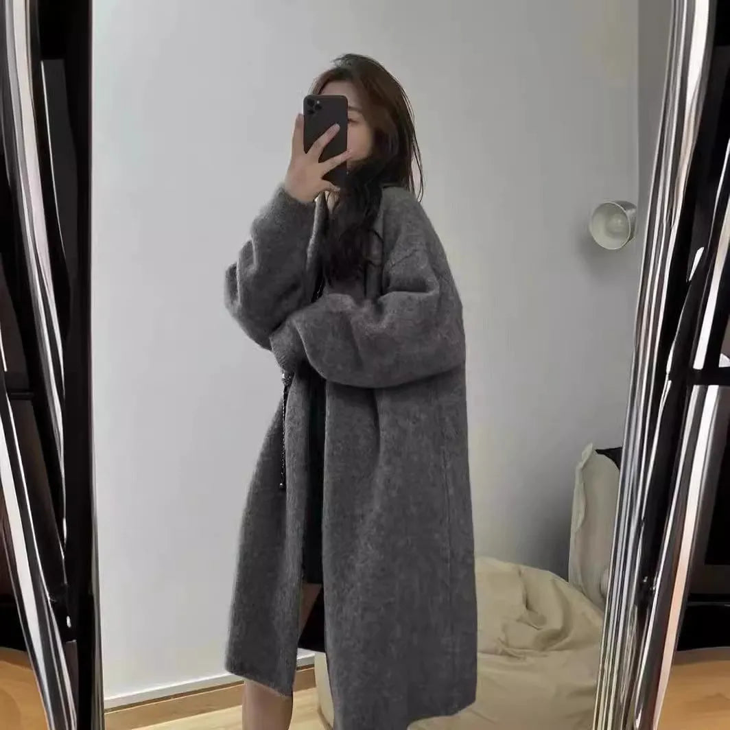 Women's mid-length V-neck knitted cardigan in loose fit with long sleeves
