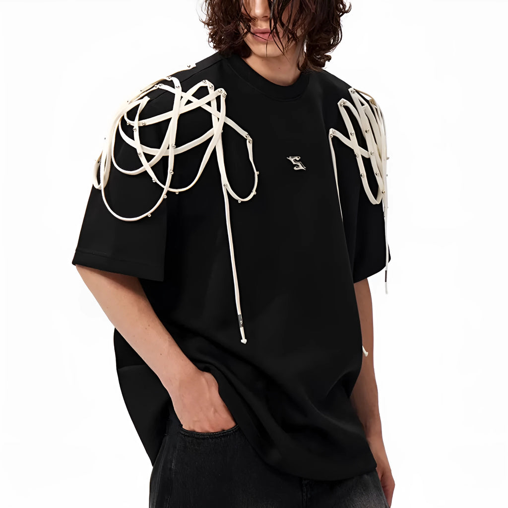 Black short-sleeved T-shirt with rivet ribbon padded shoulders and loose fit