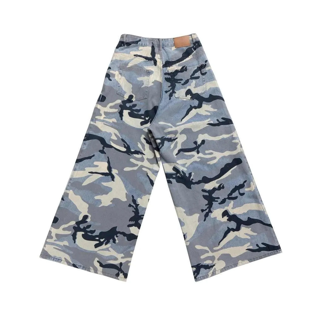 Blue snow camouflage pattern loose fit denim jeans for men and women on a mid waist