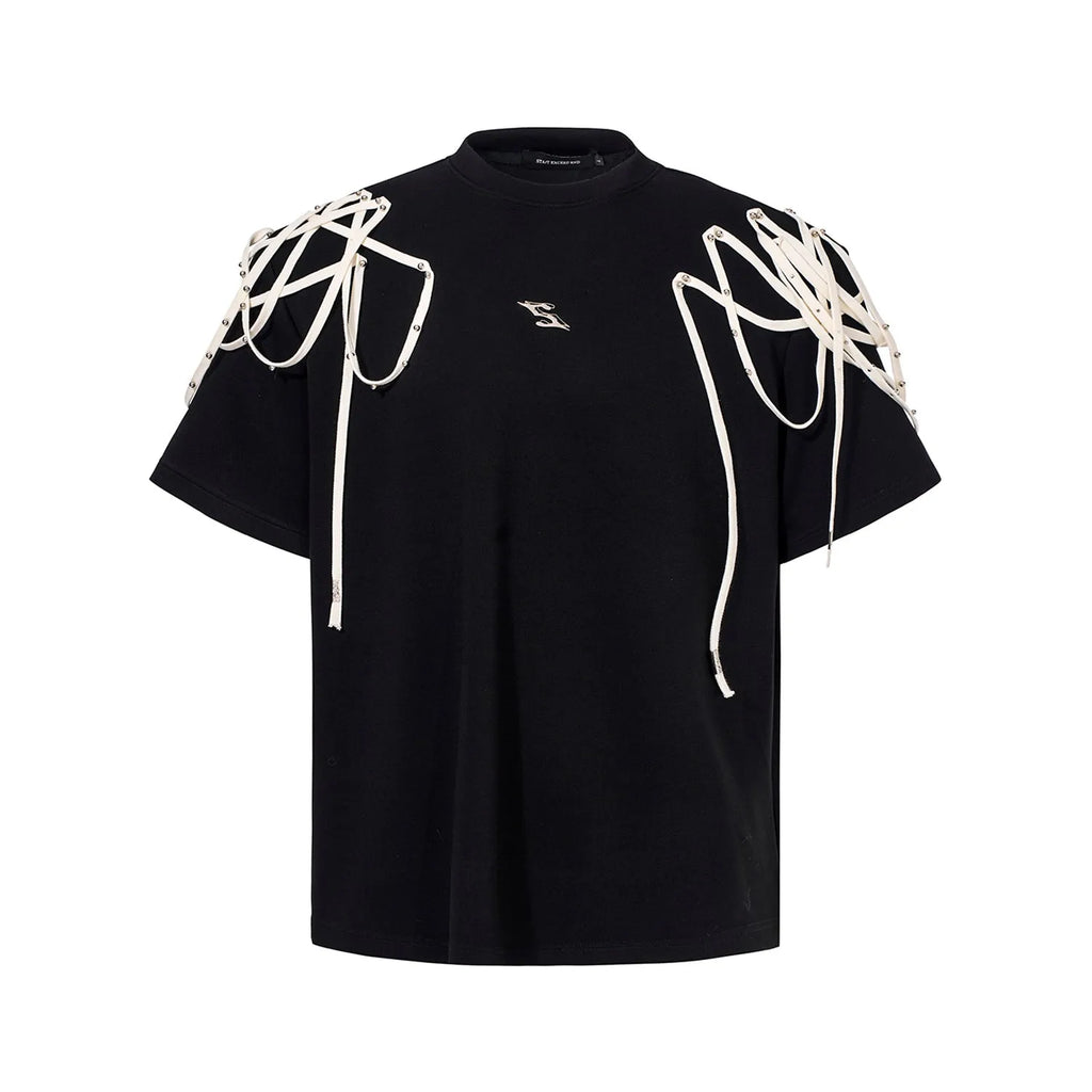 Black short-sleeved T-shirt with rivet ribbon padded shoulders and loose fit