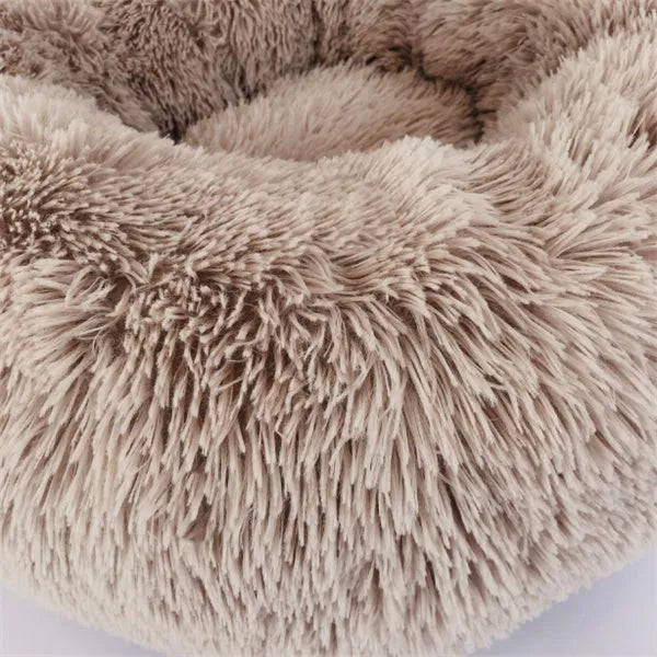 Round long-hairy pet bed in soft plush with 4cm pile, non-slip bottom, suitable for cats and dogs