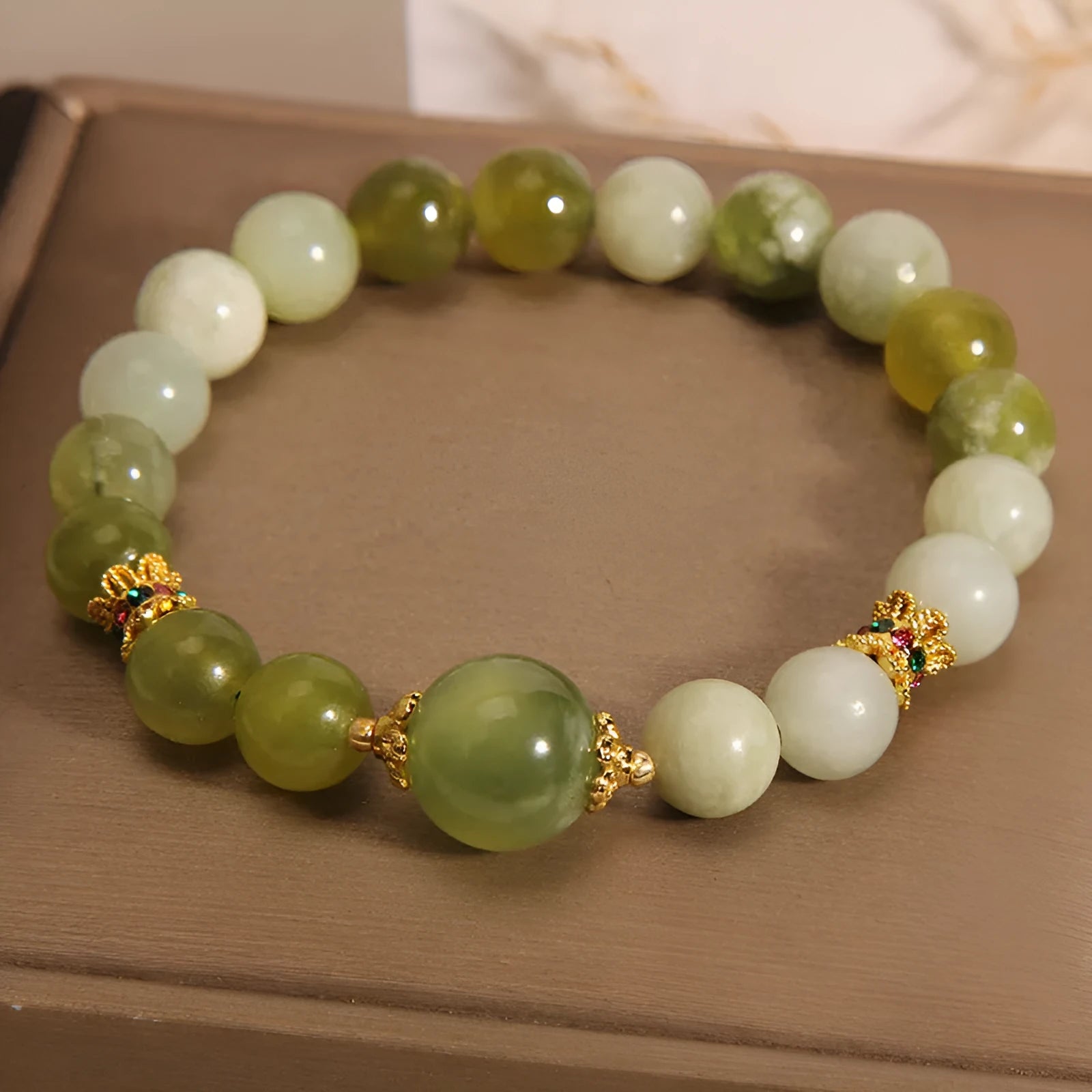 Women's jade bracelet in Xiuyan green colour with original Mori style design