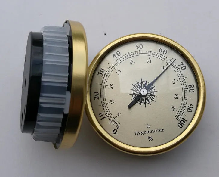 Analogue thermometer and hygrometer with aluminium casing showing temperature and humidity readings