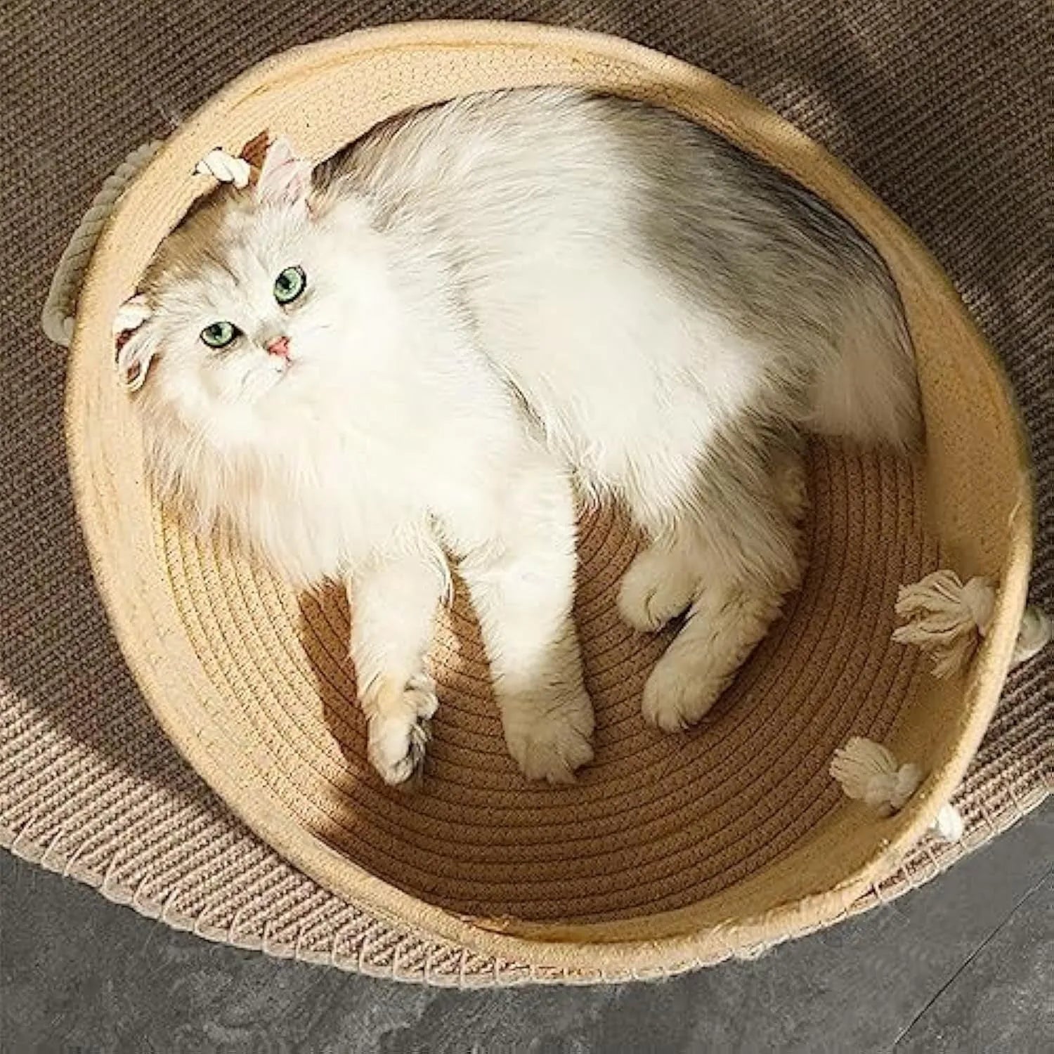 Wicker cat bed basket with integrated corrugated scratching board in natural material