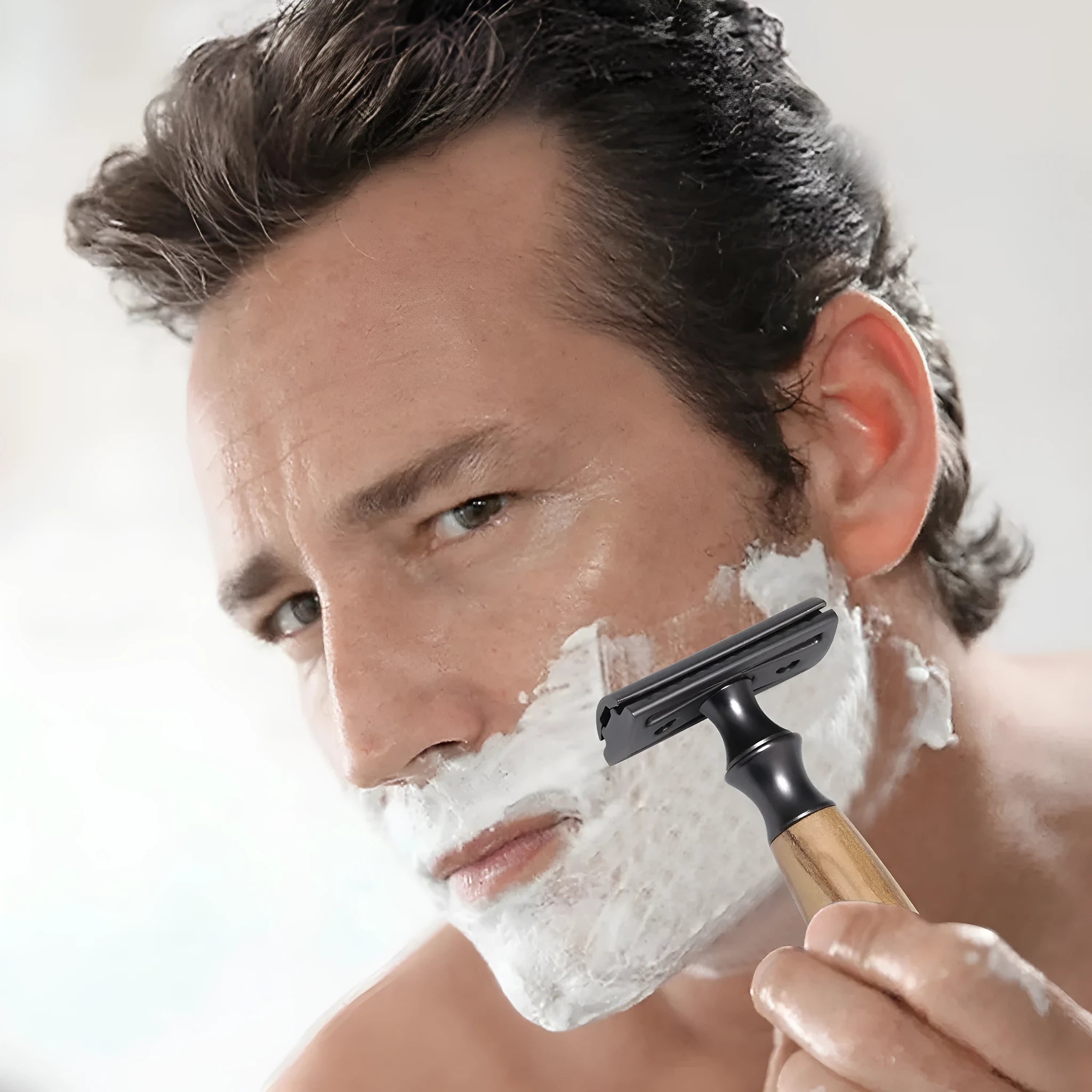 Men's manual safety razor with olive wood handle and zinc alloy blade in Silver Pearl White finish
